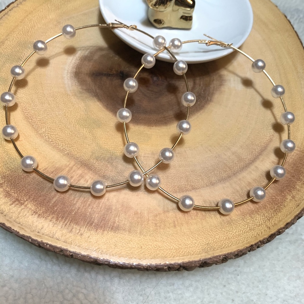RESTOCKED New Pearl gold hoop earrings - Picture 6 of 8